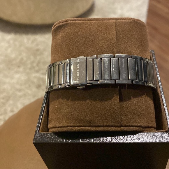 Michael Kors Kerri Silver Watch - Picture 3 of 4